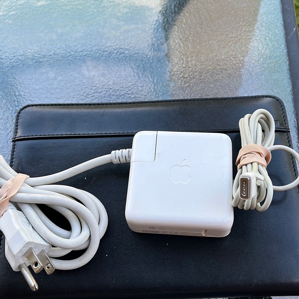 Apple MacBook Power Adapter